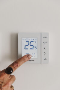 Réglage du thermostat d'un logement pour optimiser le chauffage et réduire la consommation d'énergie