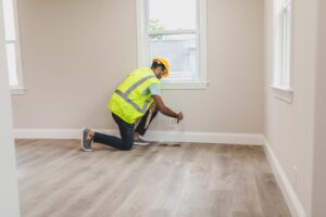 Professionnel inspectant un logement neuf dans le cadre de la garantie de parfait achèvement